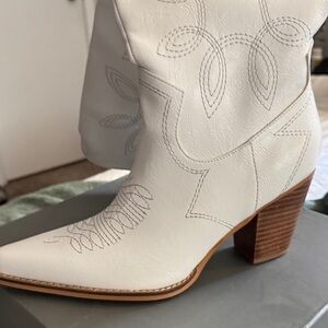 Elegant White Western Boots